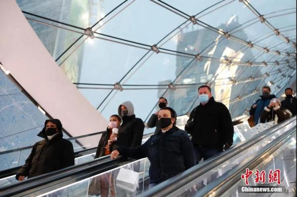 　当地时间1月26日，美国纽约宾夕法尼亚火车站，戴着口罩进站的行人。<a target='_blank' href='http://www.chinanews.com/'>中新社</a>记者 廖攀 摄